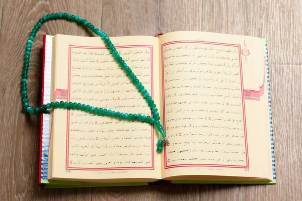 Κοράνι Ιερό Βιβλίο Των Μουσουλμάνων — Φωτογραφία Αρχείου
