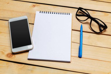 ofis mobilyaları, üstten görünüm ile ahşap tablo.