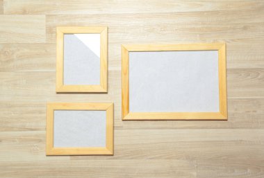 Ahşap duvardaki fotoğraf çerçeveleri