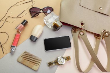 Kadınlar çanta malzeme üstünde göster 