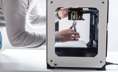 Tasarımcı 3D yazıcı ile çalışıyor