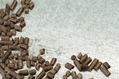 Kaynak. Granül masaya yakın çekim.