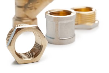 Metal-plastik tesisat bağlantıları, adaptörler, beyaz arka planda izole edilmiş prizler.