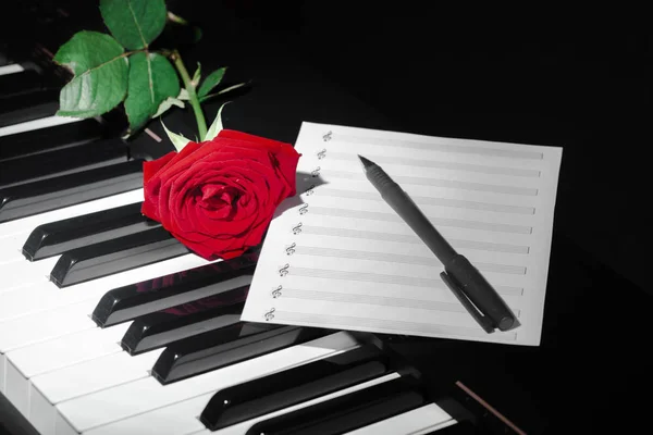 Piano Queue Avec Rose Rouge — Photo