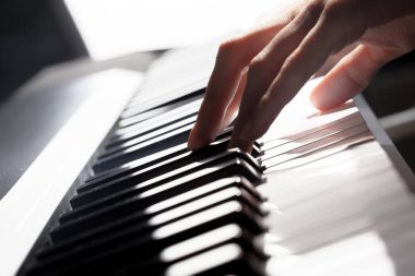 Kişi piyano. yakın çekim