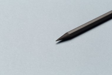 Gri kağıda vurarak siyah kalemi kapat. Yaratıcı Fotoğraf