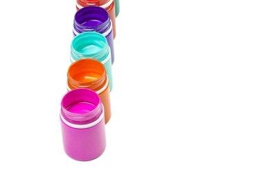 Sanat için mürekkeple boyanmış plastik boya şişeleri.