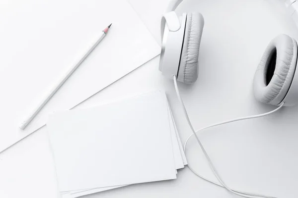 Visão Superior Aberto Notebook Branco Fone Ouvido Lápis Fundo Mesa — Fotografia de Stock