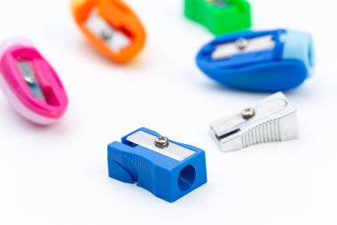 Beyaz arkaplanda izole edilmiş farklı renkler keskinleştirici