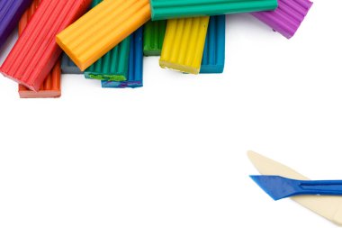 Beyaz arkaplanda izole edilmiş plastiksi renkli çubuklar