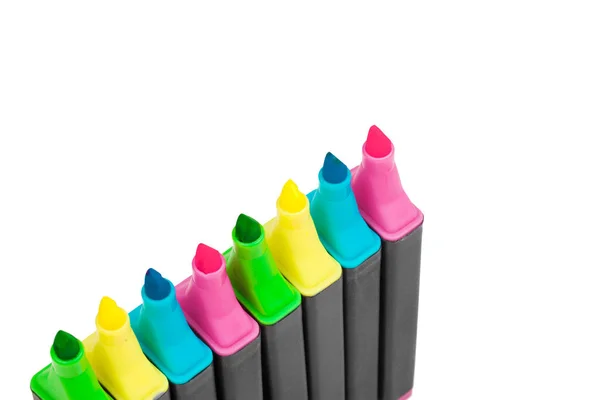 Marcatori colorati isolati su sfondo bianco. vicino — Foto Stock