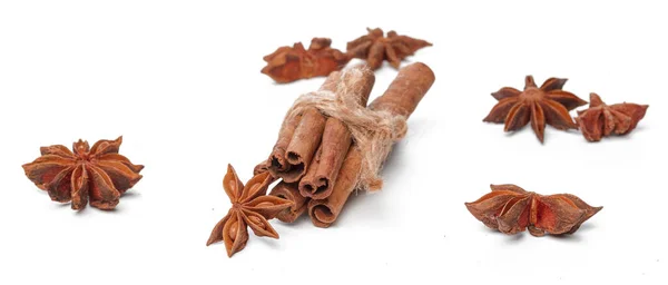 Cinnamon sticks isolated on white background. Creative Photo — Stock Photo, Image