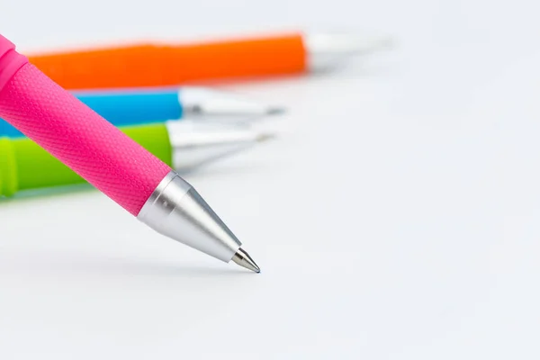Σύνολο στυλό που απομονώνονται σε λευκό φόντο. Δημιουργική φωτογραφία — Φωτογραφία Αρχείου