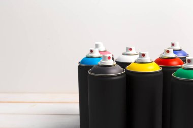 Sprey boya kutuları kapanıyor. Yaratıcı Fotoğraf