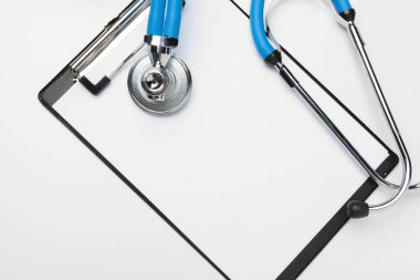 beyaz zemin üzerine stetoskop ile tıbbi boş Pano