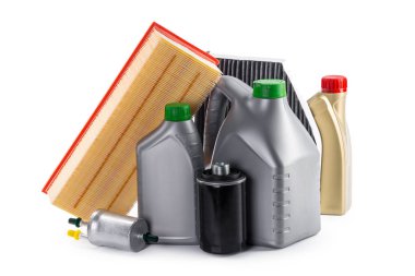 Araba filtreleri ve motor yağı beyaza izole edilmiş.