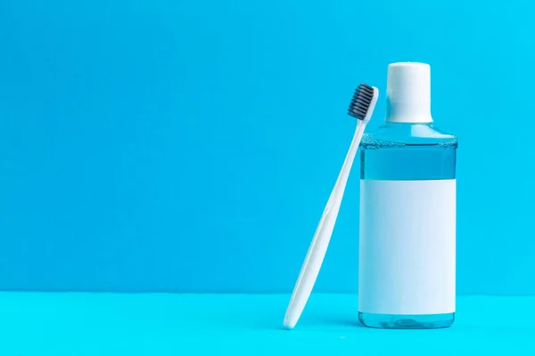 Mundspülung und Zahnbürste für eine gesunde Mundhöhle. Kreatives Foto — Stockfoto