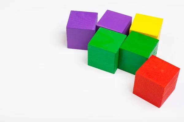 Coloridos bloques de madera aislados sobre fondo blanco — Foto de Stock