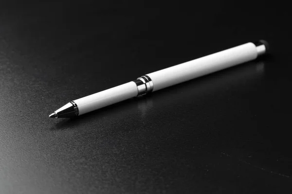 Stift auf dem Tisch Nahaufnahme. Kreatives Foto — Stockfoto