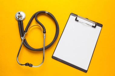 Tıbbi konsept için steteskop ve boş pano altlığı düz dizayn.