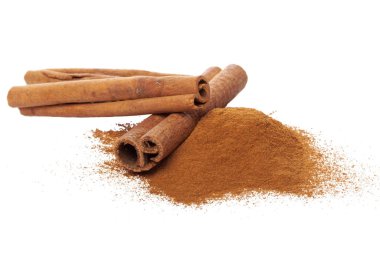 Tarçın çubukları beyaz arka planda izole edilmiş. Kapat.