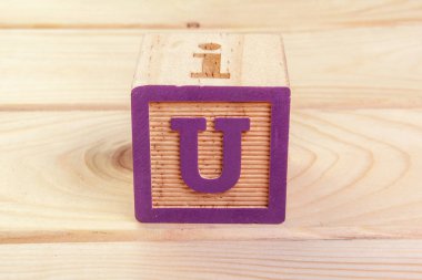 Tahta blok alfabesi ahşap zeminde yatıyordu. Yaratıcı Fotoğraf