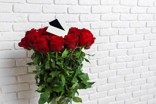 Luxusní kytice z rudých růží. Tvůrčí fotografie — Stock fotografie