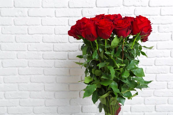Luxusní kytice z rudých růží. Tvůrčí fotografie — Stock fotografie