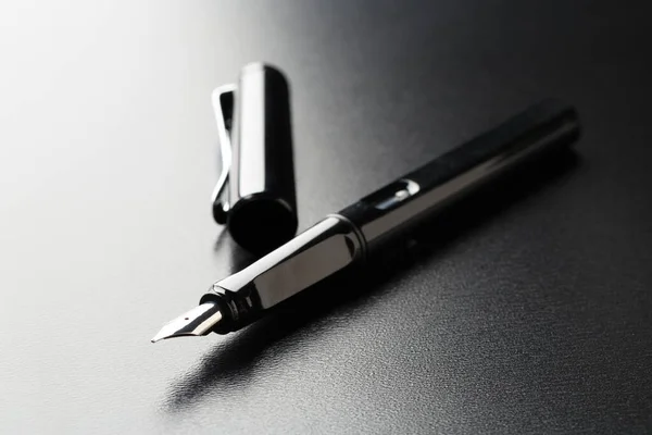 Fontein pen met clipping pad op zwarte achtergrond — Stockfoto