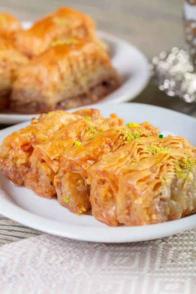 A piece of baklawa on a plate on a table, top view — Stock Photo, Image