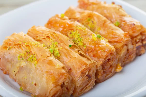 Baklava fresh on a plate, baklava served with pistachio — Stock Photo, Image