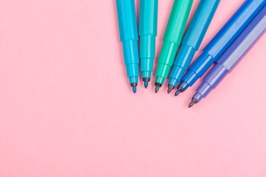 Renkli kalem yakın çekim. Yaratıcı Fotoğraf. en üstteki görünüm