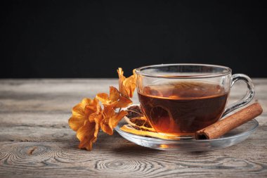 Ahşap masada aromatik sıcak tarçın çayı