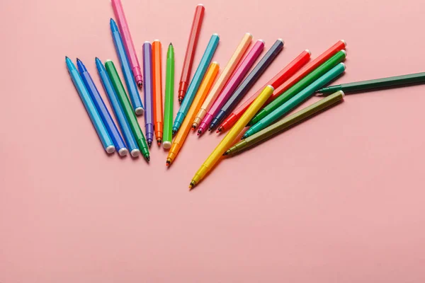 Assortment of colorful felt tip pens on pastel pink background — Stock Photo, Image