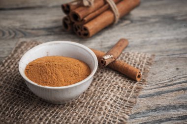 Ahşap arka planda tarçın çubukları. Yaratıcı Fotoğraf