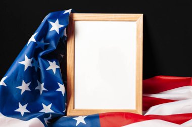 Amerikan bayrağının arka planında boş bir çerçeve. Yaratıcı Fotoğraf