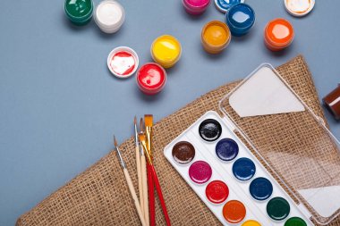 Renkli Boyalı Sanat Paleti Üst Görünümü Kapat