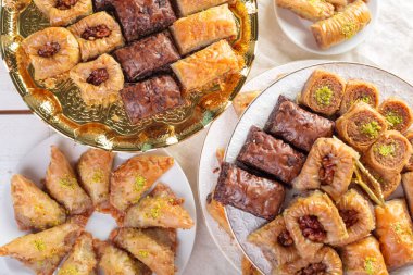 Türk balı ve cevizli Baklava, seçici odaklanma. Boşluğu kopyala