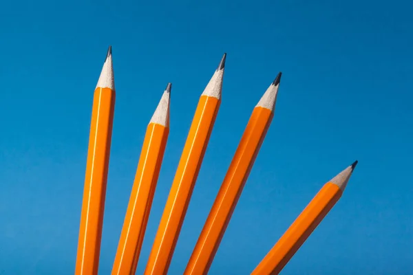 蓝色底色的橙色铅笔束 — 图库照片