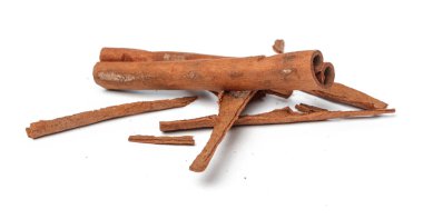 Tarçın çubukları beyaz arka planda izole edilmiş. Yaratıcı Fotoğraf