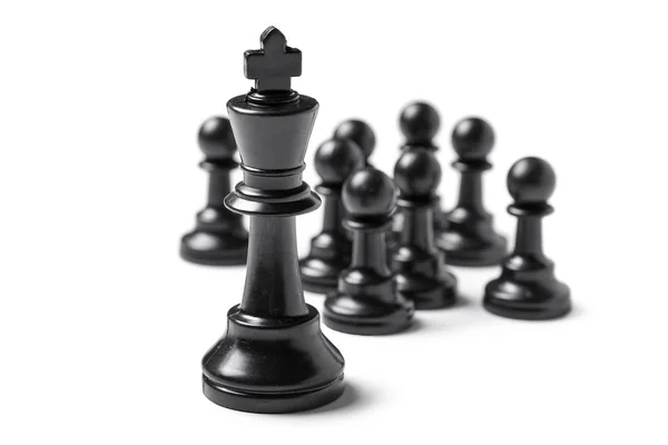 Шахматы выделены на белом фоне. Креативное фото — стоковое фото