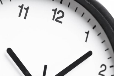 Renkli arka planda duvar saati. Yaratıcı Fotoğraf