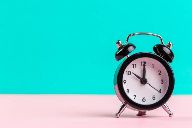 Renk arkaplanındaki siyah vintage alarm saati