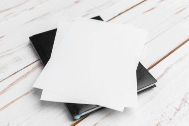 Masada beyaz kağıt var. Kapat. yaratıcı fotoğraf