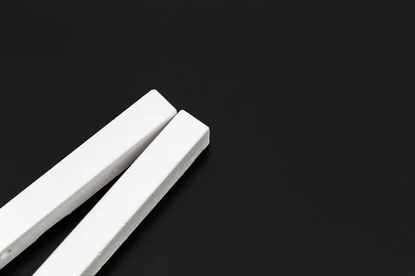 Pezzi di gesso bianco fotografati su una lavagna — Foto Stock