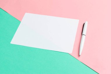 Pastel renkli arka plan üzerine beyaz kağıt not defteri. Düz dizayn. yaratıcı fotoğraf