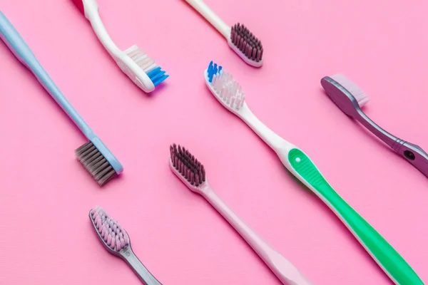 Flat lay composition with manual toothbrushes on color background, close up — Stock Photo, Image