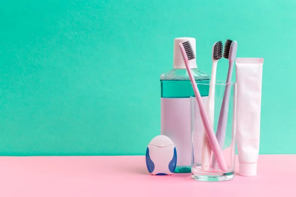 Enxaguatório bucal e escova de dentes para cuidados saudáveis cavidade oral — Fotografia de Stock