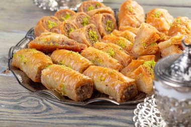 Türk tatlıları baklava ve metal doğu tepsisi ahşap arka planda