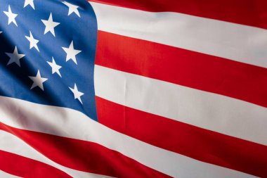 Güzel sallanan yıldız ve çizgili Amerikan bayrağı